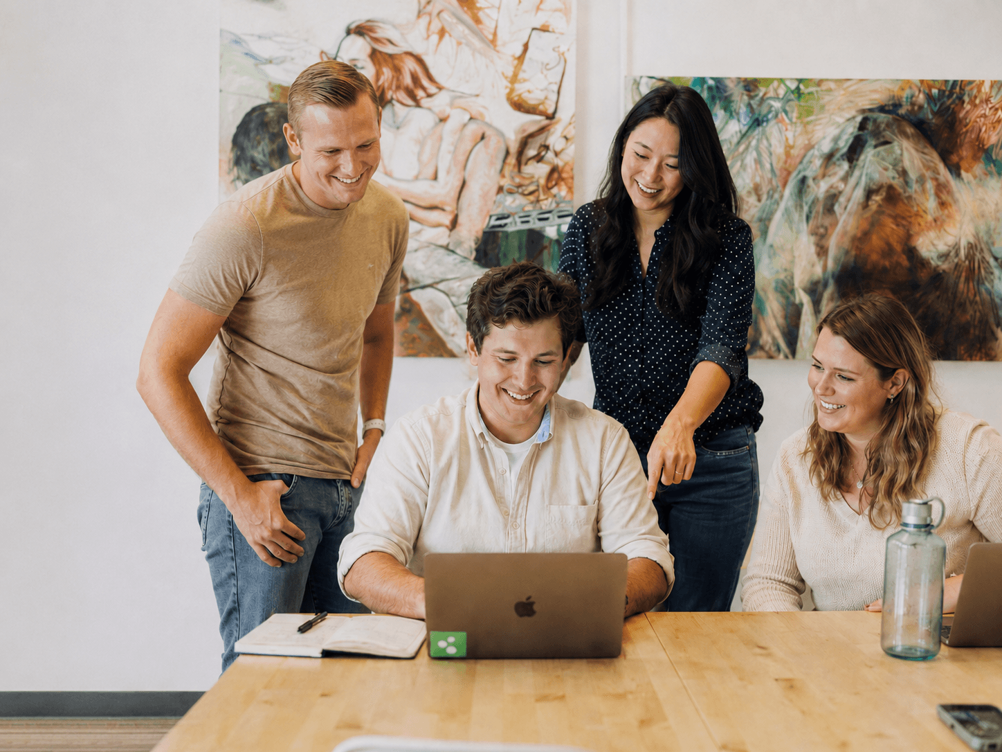 Das Team am Laptop bei der Durchsicht eines Entwurfs