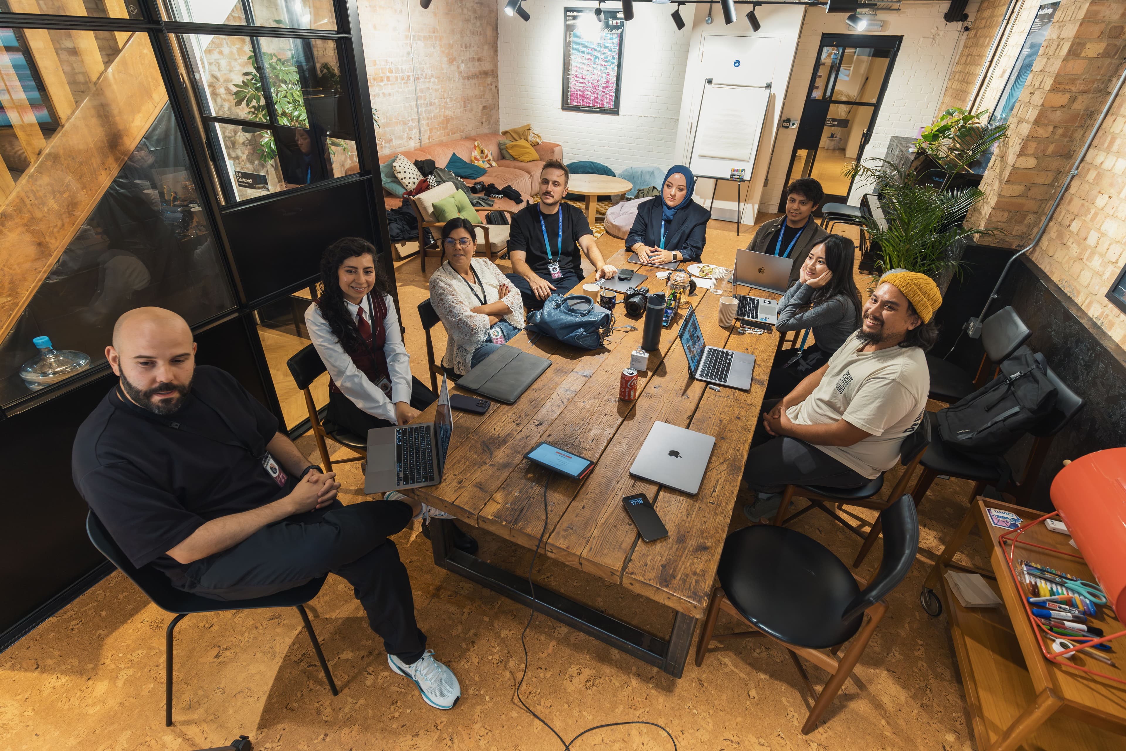 Das Team am Tisch, mitten in einem Projekt